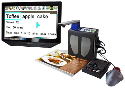 Bild på ReadEasy med en tjock bok under kameran.